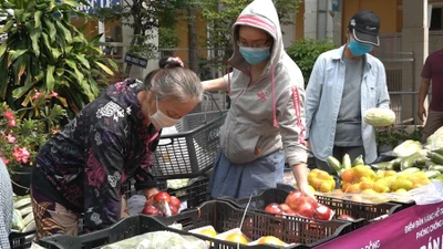 Video: Xe bán hàng lưu động mang thực phẩm đến tận khu dân cư