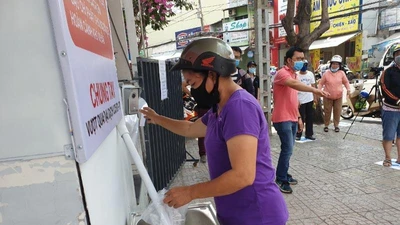 Nhiều bạn đọc muốn góp thêm gạo cho máy phát gạo tự động