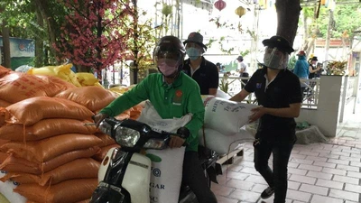 Dân kéo nhau đến góp gạo cho máy phát gạo tự động