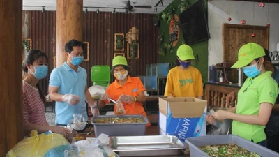Quán cơm từ thiện đưa cơm tận nhà cho người nghèo