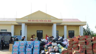 Trao 350 suất quà cho người dân vùng lũ tỉnh Quảng Bình