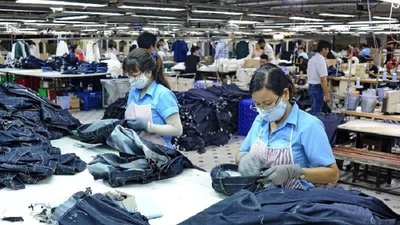 Người lao động đang làm việc tại xưởng sản xuất. Ảnh: PLO