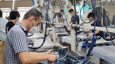 Người lao động đang làm việc tại công ty cổ phần Việt Hưng, TP.HCM. Ảnh: Nam Dương