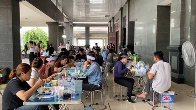 Vụ lật tàu ở vịnh Hạ Long: Nghĩa tình người làm du lịch giữa những đau thương