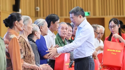 Thủ tướng Lê Minh Hưng tặng quà người có công, hộ nghèo, công nhân lao động tại Hải Phòng