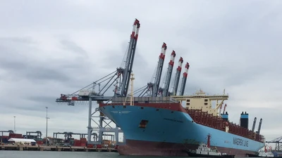 Cận cảnh siêu tàu lớn nhất thế giới cập cảng thành công