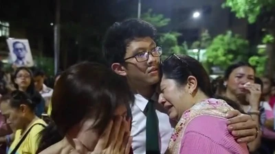 Clip: Người dân Thái Lan đau buồn vì mất mát to lớn