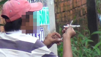 Clip: Công khai hút, chích ma túy giữa Sài Gòn