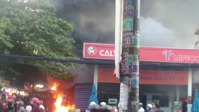 Clip: Cháy cây xăng, khói lửa bốc cao hàng trăm mét