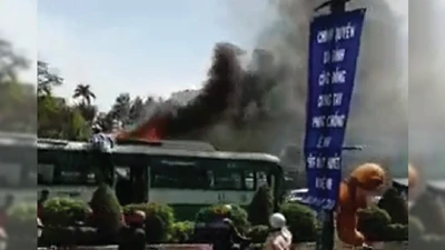 Tài xế kể lại giây phút lửa bốc cháy trên nóc xe buýt