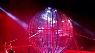 Clip: Màn trình diễn xiếc mô tô bay trong lồng sắt