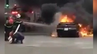 Clip: Ô tô bốc cháy ngùn ngụt trên phố Hà Nội