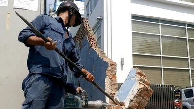 Clip: Quận 1 phá bỏ các công trình lấn chiếm vỉa hè