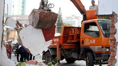 Ông Đoàn Ngọc Hải tiếp tục lấy lại vỉa hè cho dân