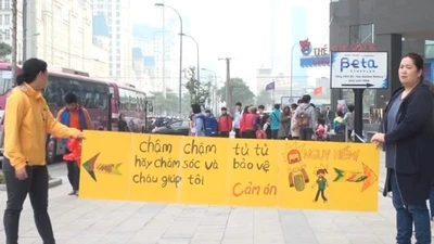 Người Hàn Quốc cầm biển chặn dòng xe trên vỉa hè Hà Nội