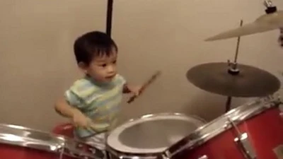 Cậu bé 23 tháng tuổi chơi trống siêu đáng yêu