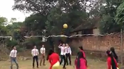 Nhà gái thách đấu bóng chuyền với nhà trai