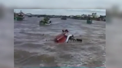 Clip: Tàu chìm ở lễ hội nghinh Ông, nhiều người gặp nạn