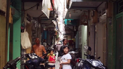 Clip: Khu nhà ‘siêu ổ chuột’ giữa quận trung tâm TP.HCM