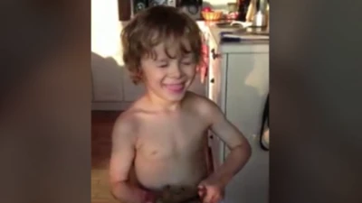 Biểu cảm đáng yêu của cậu bé khi chơi nhạc cụ