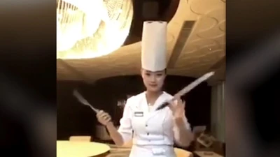 Nữ đầu bếp xinh đẹp gây 'bão mạng' với màn múa dao