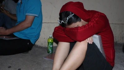 Thức trắng đêm chờ nộp hồ sơ cho con