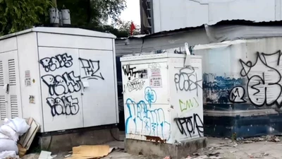 TP.HCM: Tủ điện bị vẽ bẩn khắp các tuyến đường