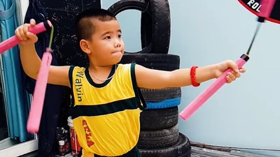 Cậu bé 7 tuổi múa côn điêu luyện