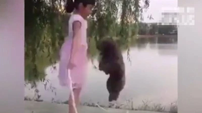 Bé gái nhảy dây cùng... chó cưng