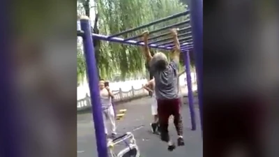 Cụ bà hít xà đơn ở công viên làm giới trẻ thán phục