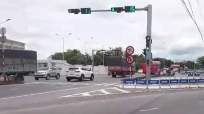 Trạm thu phí Cai Lậy 'xả cửa', dân vẫn chọn đi quốc lộ 