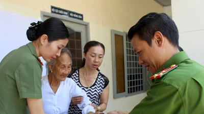 Công an TP.HCM đến tận nhà làm căn cước cho dân