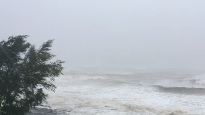 Quảng Trị: Biển Cửa Tùng, gió lớn, sóng biển cao 5- 7 m