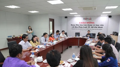 Đoàn nhà báo Lào thăm báo Pháp Luật TP.HCM