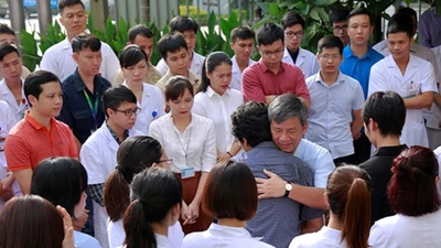 Clip: Nghẹn ngào giây phút chia tay GS Nguyễn Anh Trí