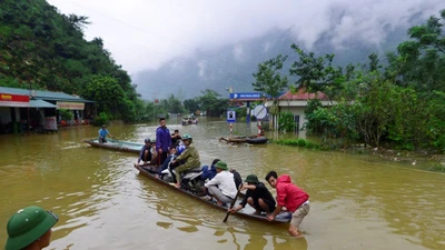 Dùng thuyền, bè đưa người và xe qua đoạn ngập 2 mét 