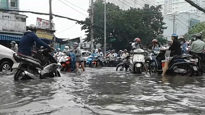 Clip: Người Sài Gòn lội nước đi làm vì đường hóa sông