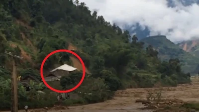 Khoảnh khắc núi sạt lở vùi lấp 5 người trong 1 gia đình