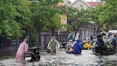 Người dân tất bật ứng phó lũ ở Hội An