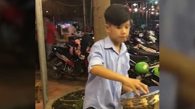 Cậu bé biểu diễn trống lắc tay điêu luyện