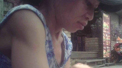 Ẵm con ăn xin, chơi ma túy ở khu phố Tây