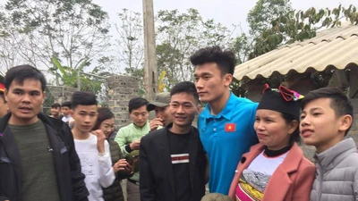 Người dân reo hò, chào đón Bùi Tiến Dũng về quê nhà