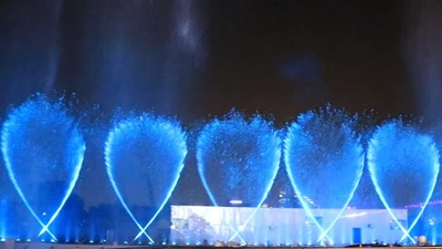 Lạ mắt với sân khấu nhạc nước trên sà lan hơn 4.000 m2