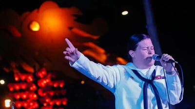 Nữ ca sĩ ban nhạc Hạm đội 7 hát 'Nối vòng tay lớn'