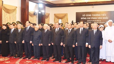 Nhiều đoàn lãnh đạo đến viếng nguyên TT Phan Văn Khải
