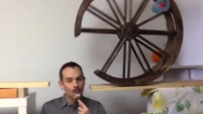 Anh chàng ăn bánh 'khổ cực' nhất thế giới