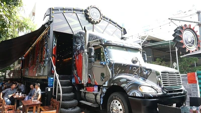 Độc đáo: Quán cà phê làm từ xe container