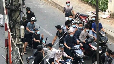 Clip: Nhóm giang hồ hỗn chiến gây náo loạn ở bờ kè TP.HCM