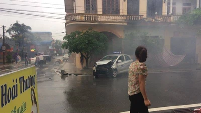 2 ô tô tông nhau làm sập nhà dân