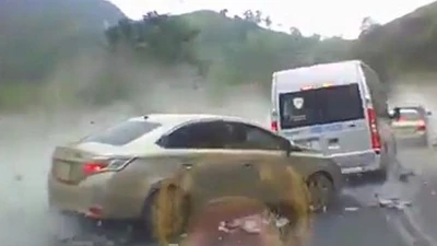 Container chở đá mất thắng gây tai nạn khi xuống dốc